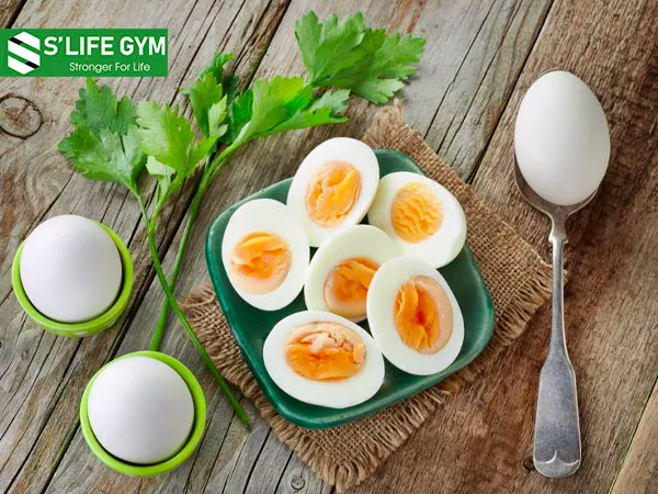 Trứng gà luộc - một trong những món ăn vặt khi xem bóng đá