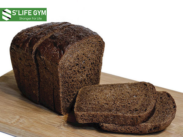 Bánh mì đen được chế biến từ lúa mạch đen tự nhiên
