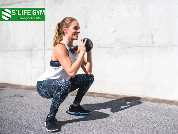 Bodyweight Squats bài tập squat kết hợp tạ bình vôi