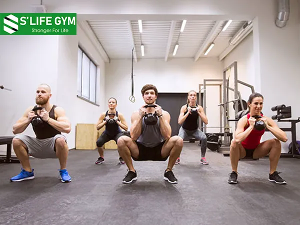 Goblet Squat là bài tập kết hợp với tạ tập tay hoặc tạ bình đặt ở ngực