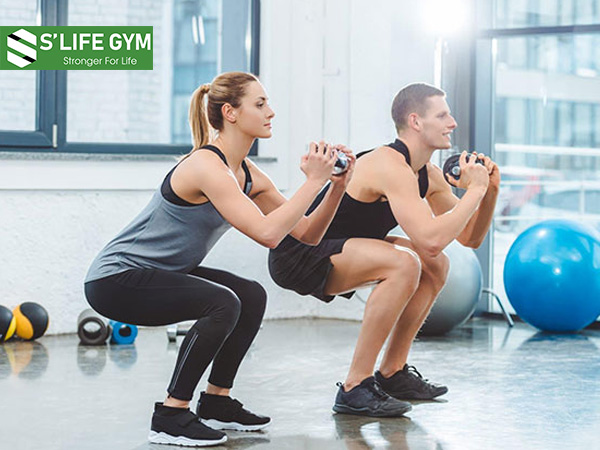 Squat là một bài tập thể dục để tăng cường cơ bắp, đặc biệt là cơ đùi và có tác dụng rất tốt cho mông đùi 