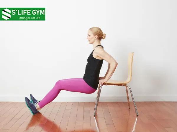 Bài tập đùi thon gọn nhún tay ra sau tác dụng mạnh mẽ lên phần cơ vùng lưng, bắp chân và mông