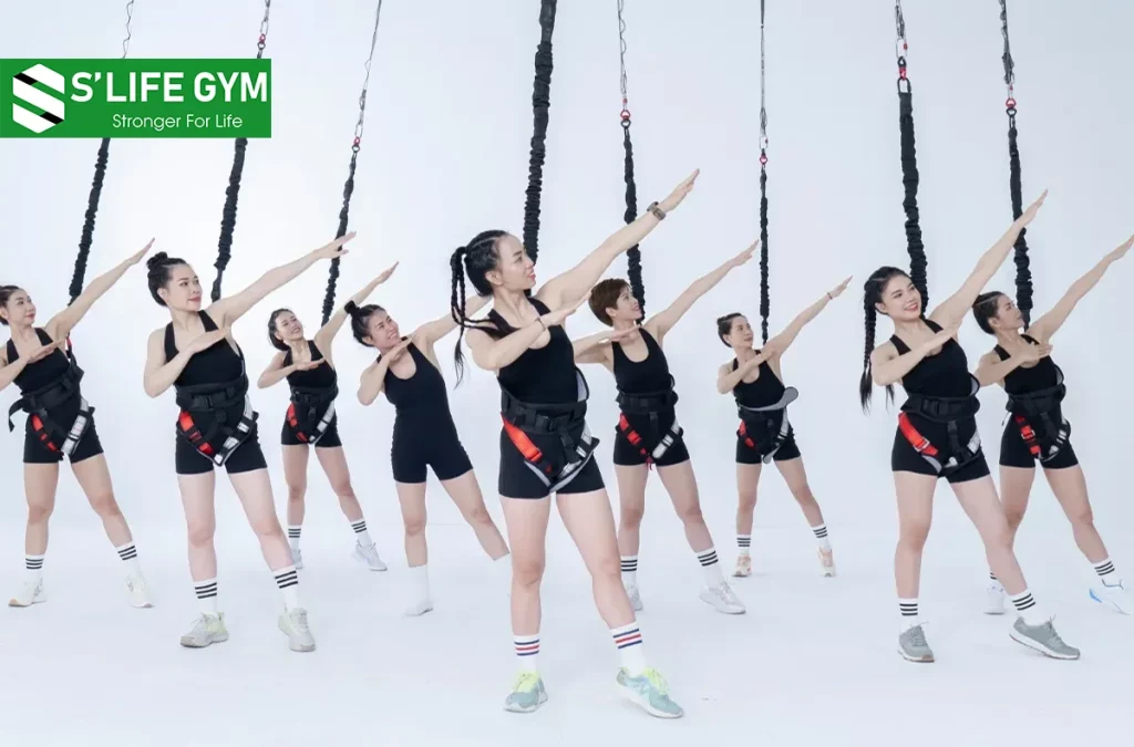 Bungee Workout là hình thức tập luyện cường độ cao, bạn sẽ được treo mình trên dây nhún có độ đàn hồi và thực hiện các động tác, bài tập cardio.