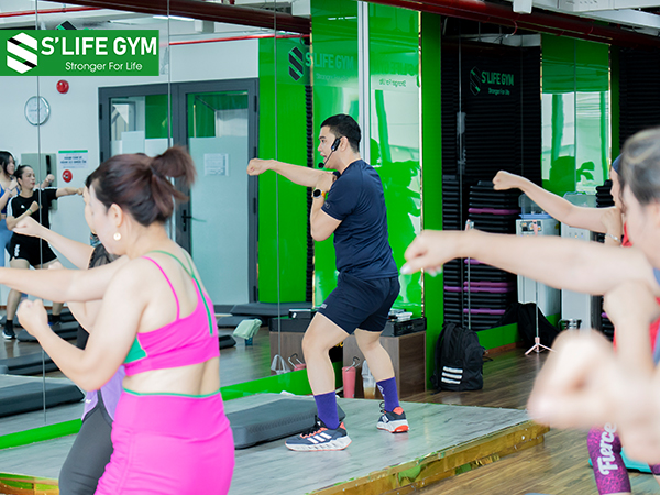 Các động tác trong lớp StepLife giúp cải thiện tư thế, tăng sức bền hiệu quả.