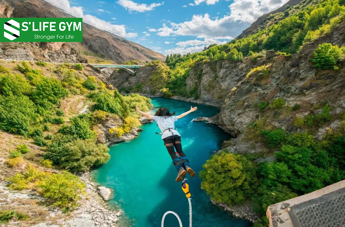 Nhảy Bungee (bungee jump) là một trò chơi cảm giác mạnh mang đến cảm giác hồi hộp, thú vị