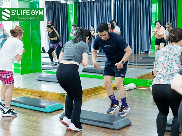 nhay voi buc Lớp StepLife phù hợp với mọi độ tuổi.