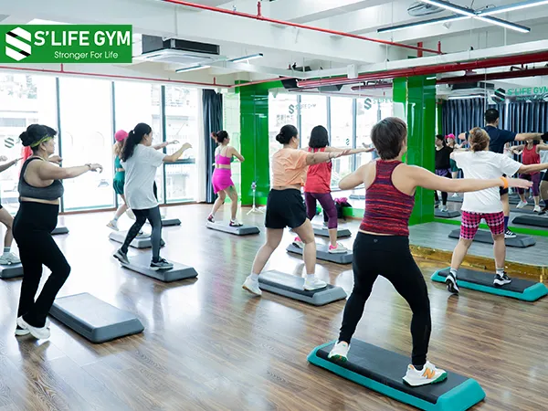 Chú ý khởi động kỹ trước khi tham gia lớp nhảy với bục cho người mới.