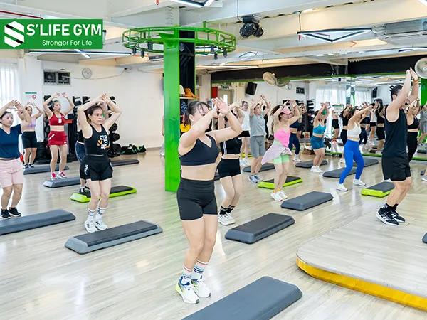 Tập theo nhóm đông vui tạo cảm hứng duy trì tập luyện đều đặn.